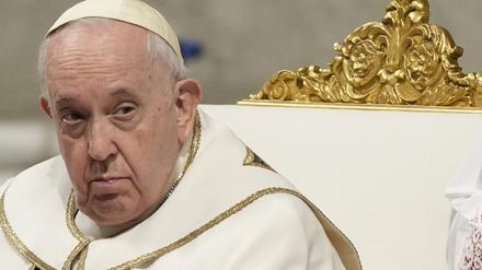 Das Bild zeigt Papst Franziskus bei einer Epiphanias-Messe im Petersdom am 6. Januar 2023. 