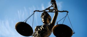  Eine Statue der Justitia hält am 09.09.2014 in Bamberg (Bayern) eine Waage in ihrer Hand.