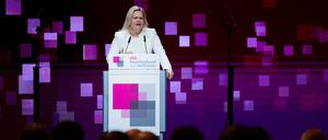 Innenministerin Nancy Faeser will, dass Menschen, die eine Waffe kaufen, ein ärztliches Gutachten vorlegen müssen