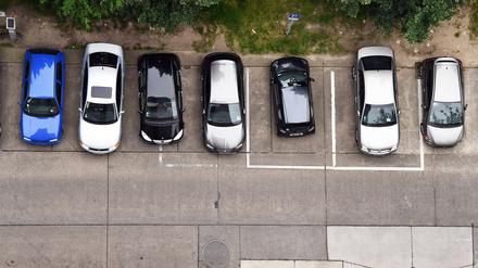 Parkende Autos in Berlin-Mitte.