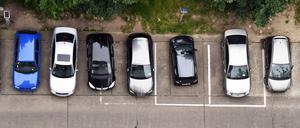 Parkende Autos in Berlin-Mitte.