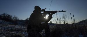 Ein ukrainischer Soldat des Sich-Bataillons testet sein AK-74 in der Nähe der kürzlich zurückeroberten Stadt Lyman.