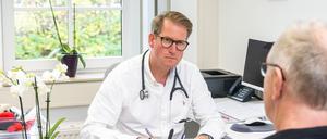 ILLUSTRATION - Der Hausarztbesuch spielt eine große Rolle - aber auch Recherchen im Internet gewinnen an Bedeutung. Foto: Benjamin Nolte/dpa-tmn - Honorarfrei nur für Bezieher des dpa-Themendienstes +++ dpa-Themendienst +++