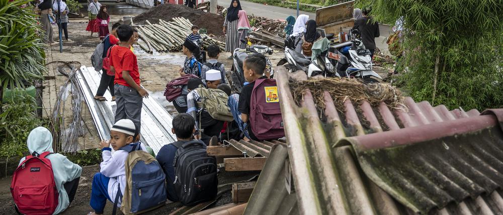 Bilder eines Erdbebens vom 23.12.2022 in Indonesien.