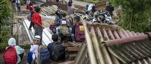 Bilder eines Erdbebens vom 23.12.2022 in Indonesien.