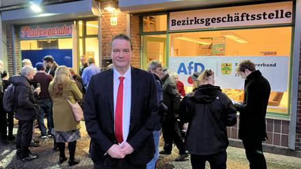 Andreas Wild vor der von ihm eröffneten Bezirksgeschäftsstelle der AfD Steglitz-Zehlendorf.
