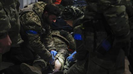  Ukrainische Soldaten leisten einem verwundeten Soldaten Erste Hilfe in einem Unterschlupf in Soldedar, wo gerade heftige Kämpfe stattfinden mit den russischen Truppen.