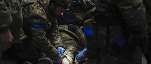 Ukrainische Soldaten leisten einem verwundeten Soldaten Erste Hilfe in einem Unterschlupf in Soldedar, wo gerade heftige Kämpfe stattfinden mit den russischen Truppen.