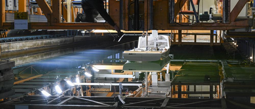 In der Potsdamer Schiffbauversuchsanstalt (SVA) wird derzeit ein sechs Meter langes Modell eines Forschungsschiffs für Südostasien im Versuchskanal getestet.