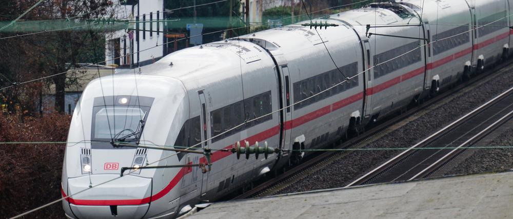 Ein ICE fährt durch Düsseldorf-Angermund. Dort brannte es am Dienstagmorgen.
