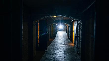 Blick in den ehemaligen Folterkeller der SA in der Berliner Gedenkstätte Papestraße. 