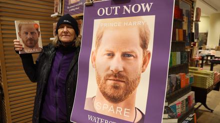 Die erste Kundin, Caroline Lennon, mit der „Harry“-Biografie im Waterstones Bookshop in London.
