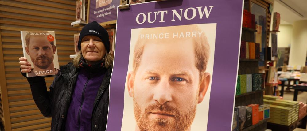Die erste Kundin, Caroline Lennon, mit der „Harry“-Biografie im Waterstones Bookshop in London.