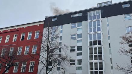 Die Feuerwehr vor Ort in der Großbeerenstraße.
