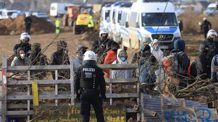 Die Polizei entfernt Barrikaden der Klimaaktivisten in Lützerath.