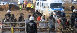 Die Polizei entfernt Barrikaden der Klimaaktivisten in Lützerath.