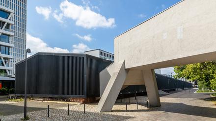 Blauer Himmel über den Rieckhallen.