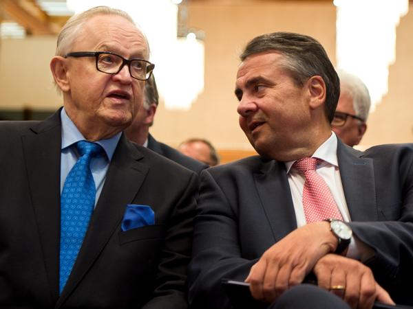 Außenminister Sigmar Gabriel und der ehemalige Präsident von Finnland, Martti Ahtisaari, bei einer Konferenz am 13.06.2017 in Berlin.