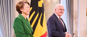 Empfangsbereit. Bundespräsident Frank-Walter Steinmeier und seine Frau Elke Büdenbender wünschen ihren Gästen beim Empfang im Schloss Bellevue ein gutes Jahr.