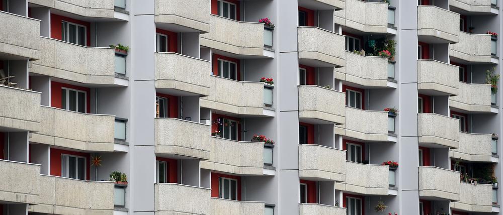 Blick auf die Fassade eines Wohnhauses am 12.08.2016 in Berlin. Angesichts rasant steigender Mieten in der Hauptstadt will der Berliner Mieterverein die Erhöhungsmöglichkeiten für Vermieter weiter einschränken.