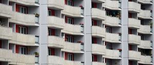 Blick auf die Fassade eines Wohnhauses am 12.08.2016 in Berlin. Angesichts rasant steigender Mieten in der Hauptstadt will der Berliner Mieterverein die Erhöhungsmöglichkeiten für Vermieter weiter einschränken. 