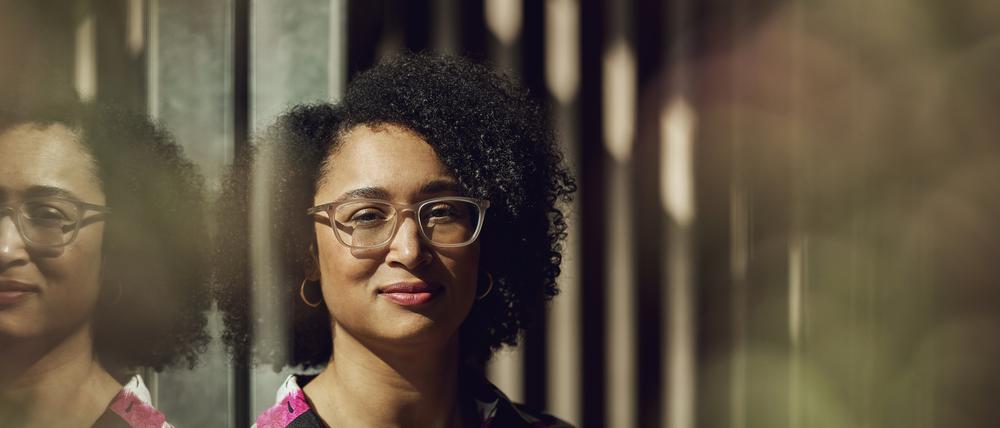 Sara Weber ist Journalistin, Medienberaterin und Digitalstrategin. Sie hat ein Buch darüber geschrieben, warum die moderne Arbeitswelt uns krank und unglücklich macht.