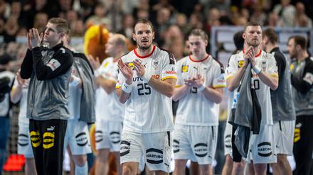 Noch Luft nach oben. Deutsche Spieler bedanken sich bei den Fans nach der Niederlage im Vorbereitungsspiegel gegen Island bei den Fans.