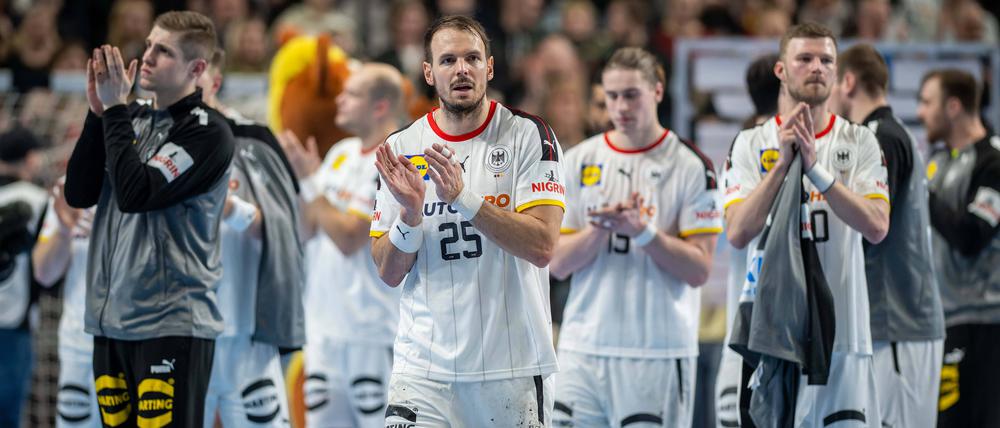 Noch Luft nach oben. Deutsche Spieler bedanken sich bei den Fans nach der Niederlage im Vorbereitungsspiegel gegen Island bei den Fans.