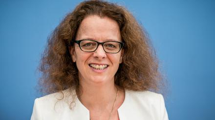 ARCHIV - 12.07.2019, Berlin: Isabel Schnabel, Professorin für Finanzmarktökonomie an der Rheinischen Friedrich-Wilhelms-Universität Bonn, aufgenommen bei der Vorstellung Sondergutachten zur CO2-Bepreisung. ie «Wirtschaftsweise» Isabel Schnabel soll für die zurückgetretene Lautenschläger ins Direktorium der EZB einziehen. Das Bundeskabinett nominierte die 48-Jährige am 23.10.2019 auf Vorschlag von Finanzminister Scholz. Foto: Michael Kappeler/dpa +++ dpa-Bildfunk +++