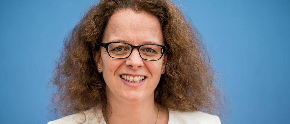 ARCHIV - 12.07.2019, Berlin: Isabel Schnabel, Professorin für Finanzmarktökonomie an der Rheinischen Friedrich-Wilhelms-Universität Bonn, aufgenommen bei der Vorstellung Sondergutachten zur CO2-Bepreisung. ie «Wirtschaftsweise» Isabel Schnabel soll für die zurückgetretene Lautenschläger ins Direktorium der EZB einziehen. Das Bundeskabinett nominierte die 48-Jährige am 23.10.2019 auf Vorschlag von Finanzminister Scholz. Foto: Michael Kappeler/dpa +++ dpa-Bildfunk +++