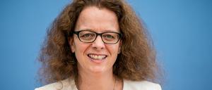ARCHIV - 12.07.2019, Berlin: Isabel Schnabel, Professorin für Finanzmarktökonomie an der Rheinischen Friedrich-Wilhelms-Universität Bonn, aufgenommen bei der Vorstellung Sondergutachten zur CO2-Bepreisung. ie «Wirtschaftsweise» Isabel Schnabel soll für die zurückgetretene Lautenschläger ins Direktorium der EZB einziehen. Das Bundeskabinett nominierte die 48-Jährige am 23.10.2019 auf Vorschlag von Finanzminister Scholz. Foto: Michael Kappeler/dpa +++ dpa-Bildfunk +++