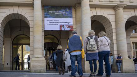 Ein Magnet. Besucher warten vor dem Museum Barberini.
