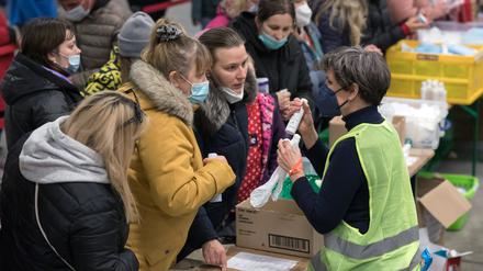 Mit der Bahn ankommende geflohene ukrainische Kriegsfluechtlinge werden im Hauptbahnhof in Berlin von Freiwilligen versorgt 