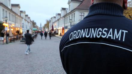 Ein Mitarbeiter des Ordnungsamts in der Brandenburger Straße. 