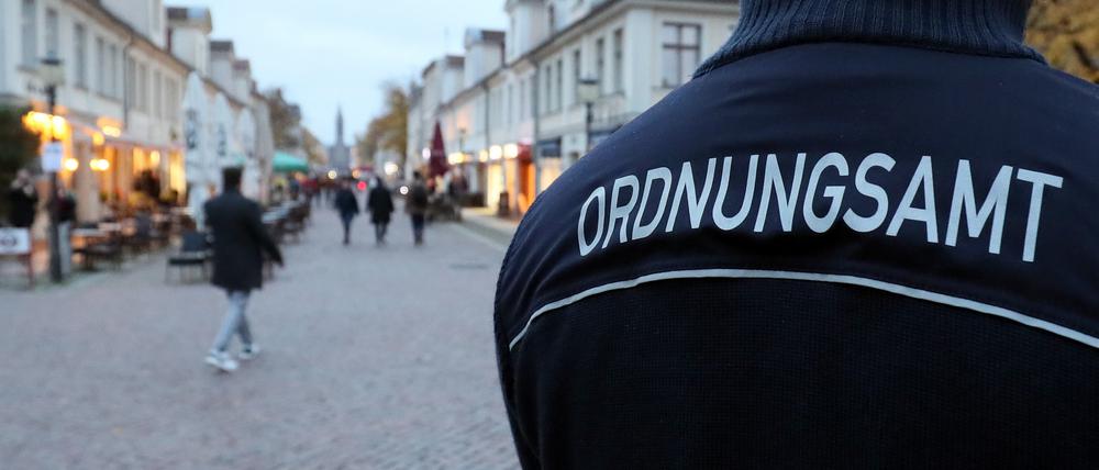 Ein Mitarbeiter des Ordnungsamts in der Brandenburger Straße. 