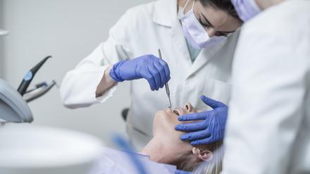 Wenn Zahnärzte zum Werkzeug greifen, bekommen viele Patienten Angst.