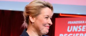 Bundeskanzler Olaf Scholz (r, SPD), und Franziska Giffey (l, SPD), Regierende Bürgermeisterin von Berlin, stehen beim Wahlkampf-Auftakt der SPD für die Wiederholung der Wahl zum Berliner Abgeordnetenhaus vor der Bühne des Varieté Wintergartens.