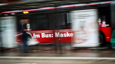 Es war einmal: Dieser Kieler Bus darf schon längst wieder ohne Schutzmaske betreten werden, andernorts fällt die FFP-2-Pflicht Anfang Februar.