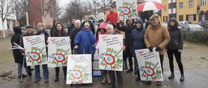 Mitglieder der Initiative „Hufeisern gegen Rechts“ in der Britzer Hufeisensiedlung.