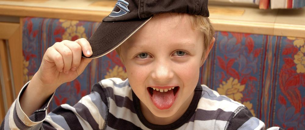 Unverschämt oder verlegen? Grinst ein Kind „frech“, kann das auch als Entschuldigung gemeint sein.