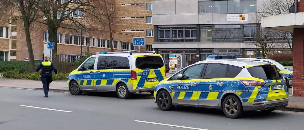 Polizeiautos vor der Berufsschule in Ibbenbüren