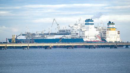 Das mit verflüssigtem Erdgas beladene Tankschiff „Maria Energy“ (r.) liegt am schwimmenden Terminal, dem Spezialschiff „Höegh Esperanza“. 