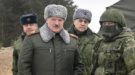 HANDOUT - 06.01.2023, Belarus, Obus-Lesnowski: Das von der belarussischen Staatsagentur BelTA via AP zur Verfügung gestellte Foto zeigt Alexander Lukaschenko (vorne l), Präsident von Belarus, während seines Treffens mit Spitzenbeamten des Militärs auf dem Truppenübungsplatz Obus-Lesnowski. Lukaschenko hat nach offiziellen Angaben die gemeinsame russisch-belarussische Truppe im Land inspiziert. Foto: Andrei Stasevich/BelTA/AP/dpa - ACHTUNG: Nur zur redaktionellen Verwendung im Zusammenhang mit der aktuellen Berichterstattung und nur mit vollständiger Nennung des vorstehenden Credits +++ dpa-Bildfunk +++
