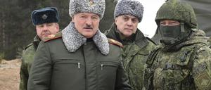 Das von der belarussischen Staatsagentur BelTA via AP zur Verfügung gestellte Foto zeigt Alexander Lukaschenko (vorne l), Präsident von Belarus, während seines Treffens mit Spitzenbeamten des Militärs auf dem Truppenübungsplatz Obus-Lesnowski.
