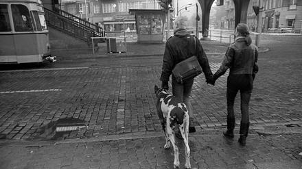 Hand in Hand am U-Bahnhof Dimitroffstraße.
