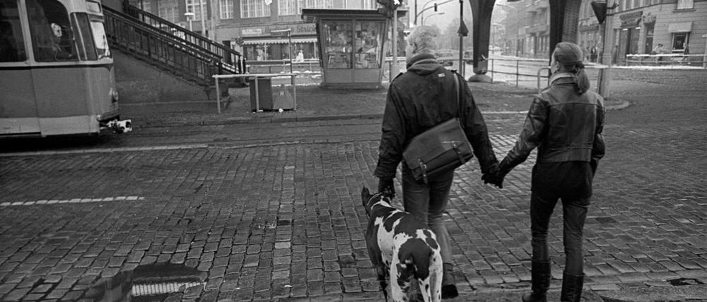 Hand in Hand am U-Bahnhof Dimitroffstraße.