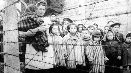 Überlebende des Konzentrationslagers Auschwitz nach der Befreiung des Lagers durch die Rote Armee.