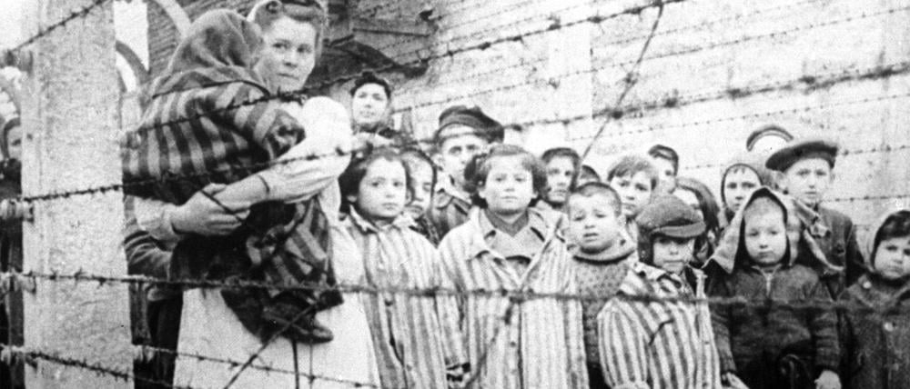 Überlebende des Konzentrationslagers Auschwitz nach der Befreiung des Lagers durch die Rote Armee.