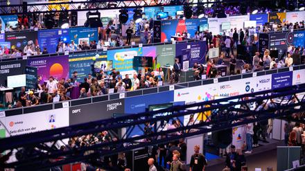 Zahlreiche Teilnehmer besuchen die Stände in der Start-up-Halle der Digitalmesse OMR. Die Investments in deutsche Start-ups sind nach einem Rekordjahr eingebrochen.
