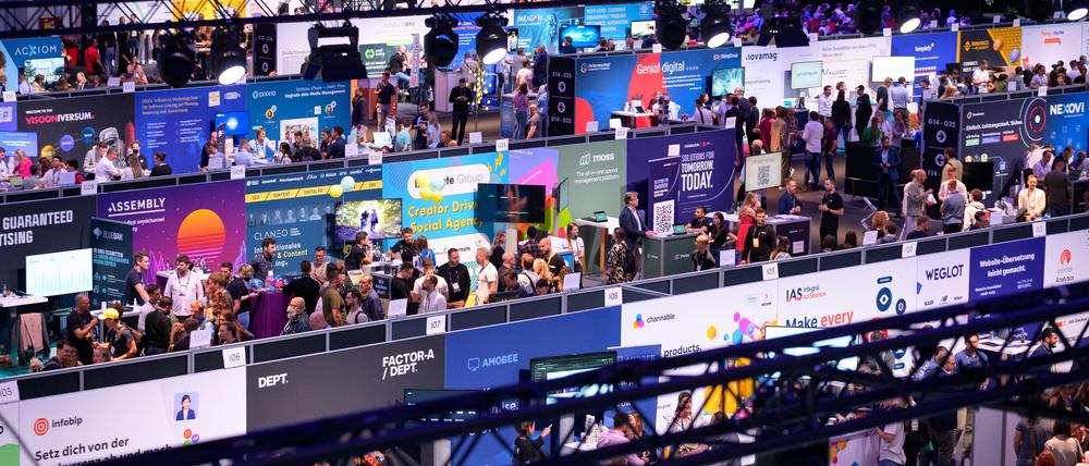 Zahlreiche Teilnehmer besuchen die Stände in der Start-up-Halle der Digitalmesse OMR. Die Investments in deutsche Start-ups sind nach einem Rekordjahr eingebrochen.